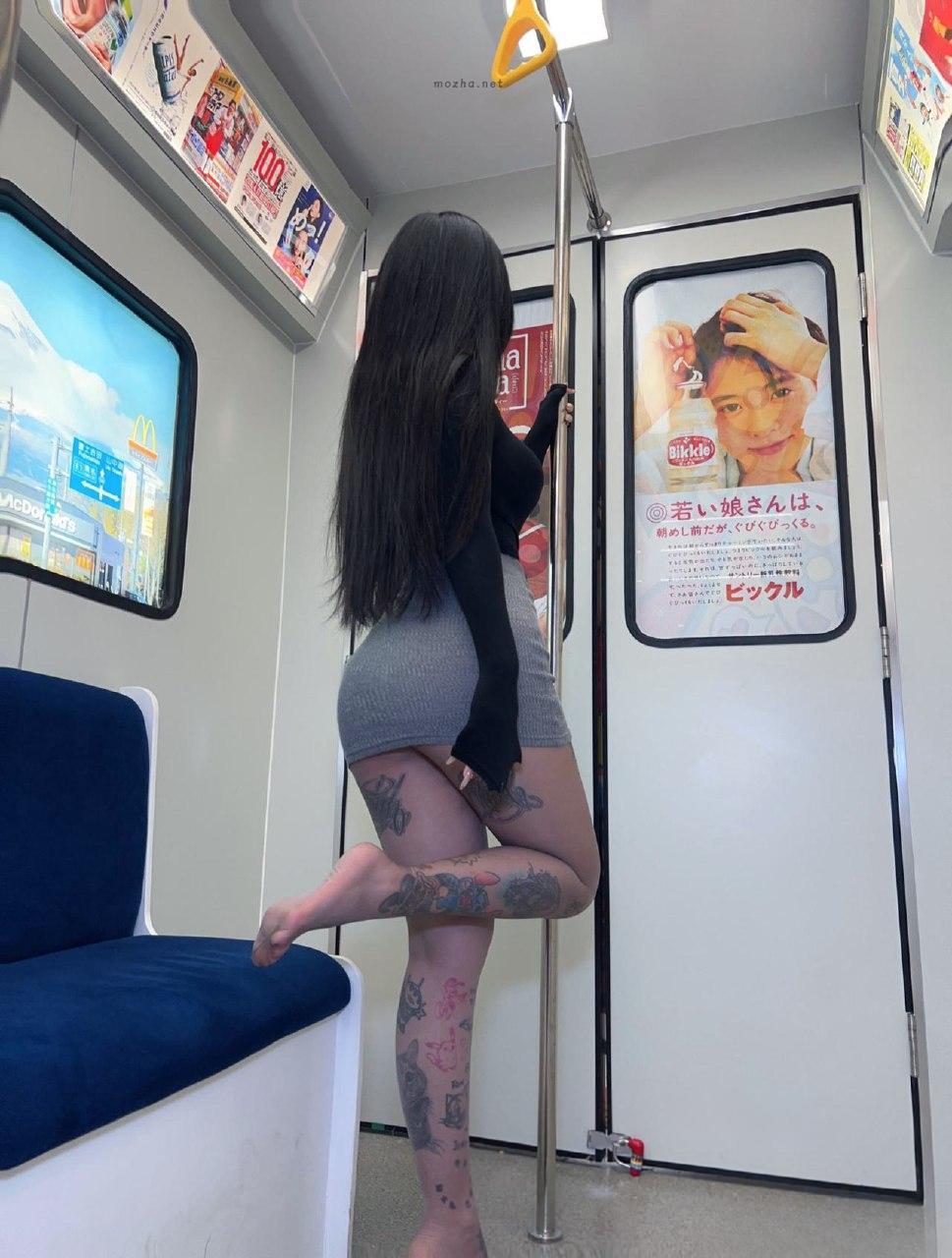 卡通百科老王 – 地铁里各种角度拍摄制服【26P】